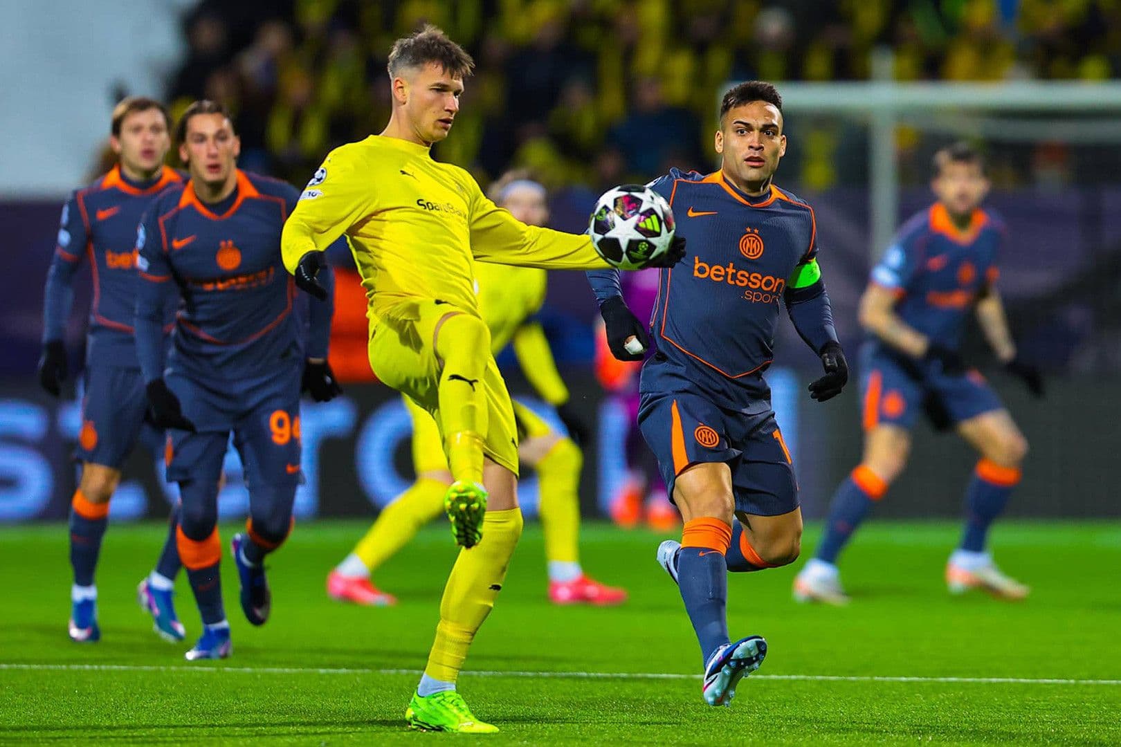 Tiền đạo Lautaro Martinez của Inter Milan bị cầu thủ Bodo/Glimt kèm chặt trong trận đấu