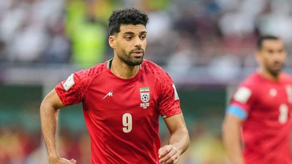 Tiền đạo Mehdi Taremi trong màu áo đội tuyển quốc gia Iran trên sân cỏ.
