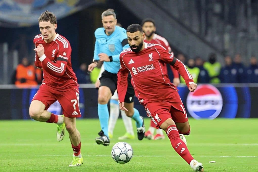 Tiền đạo Mohamed Salah của Liverpool kiểm soát bóng trên sân khách