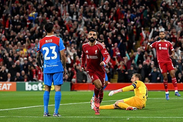 Tiền đạo Mohamed Salah của Liverpool ăn mừng bàn thắng sớm, góp phần vào khởi đầu như mơ của đội.