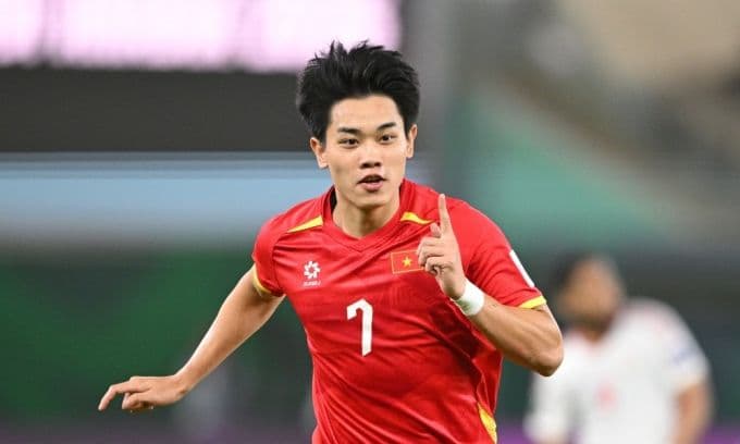 Tiền đạo Nguyễn Đình Bắc trong màu áo U23 Việt Nam, chỉ tay trên sân cỏ, thể hiện phong độ ấn tượng tại VCK U23 châu Á 2026.