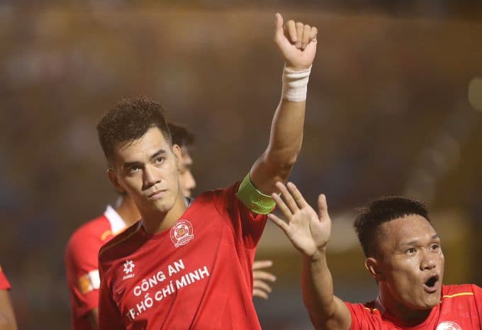 Tiền đạo Nguyễn Tiến Linh với biểu cảm trầm tư sau khi ghi bàn mở tỷ số cho CA TP.HCM.