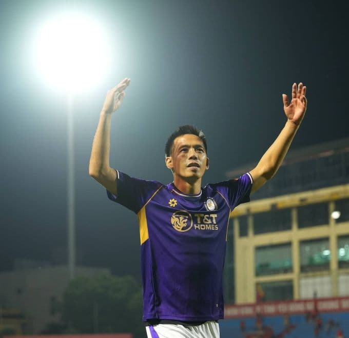 Tiền đạo Nguyễn Văn Quyết của Hà Nội FC giơ tay chào người hâm mộ sau chiến thắng trước Ninh Bình, thể hiện sự thẳng thắn trong phát ngôn.