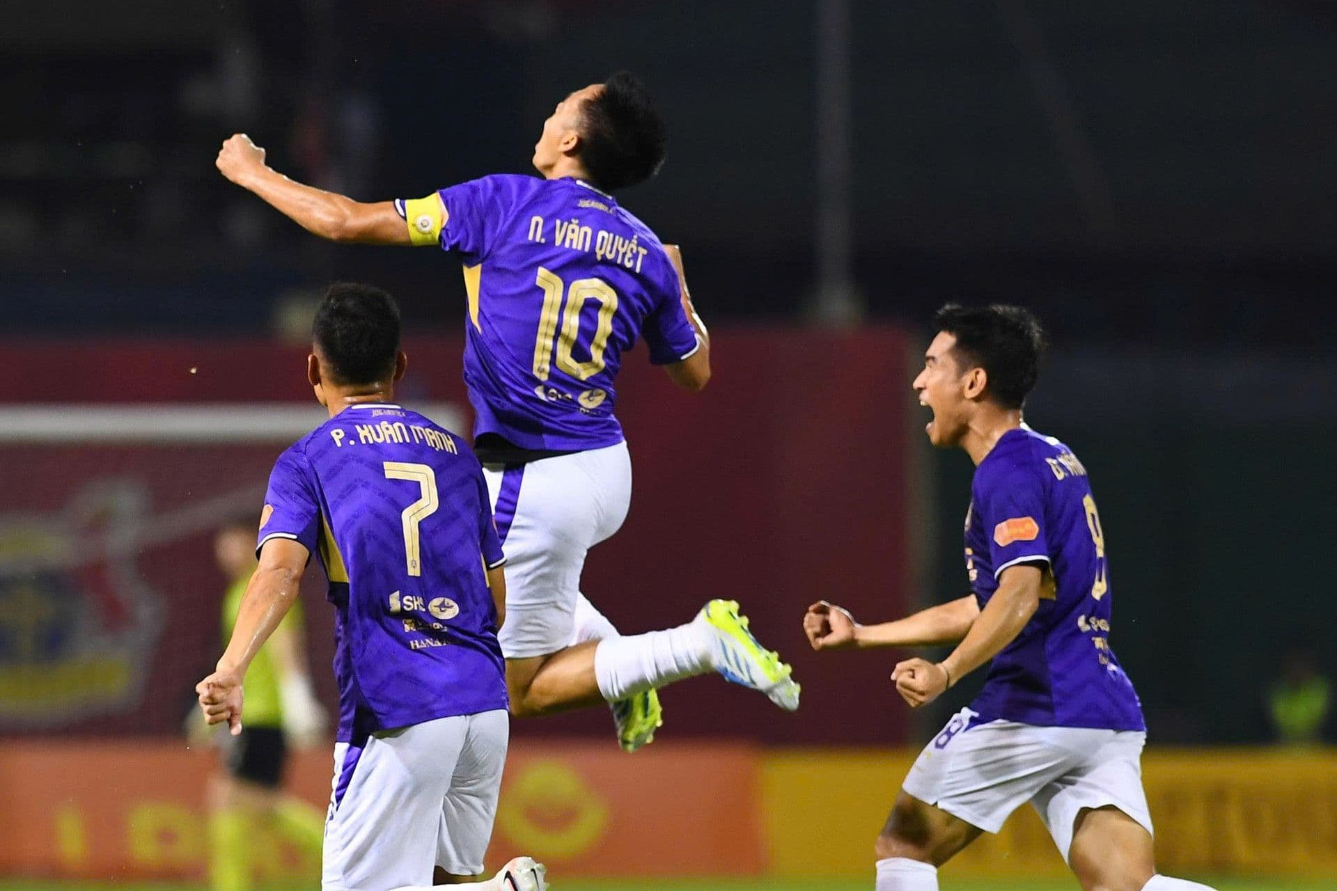 Tiền đạo Nguyễn Văn Quyết của Hà Nội FC ăn mừng bàn thắng, sau trận đấu anh đã đưa ra những phát ngôn gây tranh cãi về lối chơi của Ninh Bình FC.