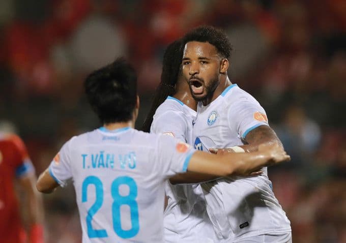 Tiền đạo Nguyễn Xuân Son của Nam Định ăn mừng bàn mở tỷ số trong trận thắng Hà Tĩnh 2-0 tại V-League.