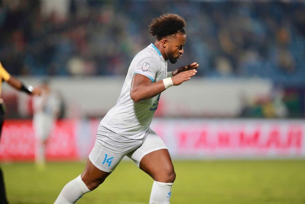 Tiền đạo Nguyễn Xuân Son của Nam Định trong một pha bóng tấn công.