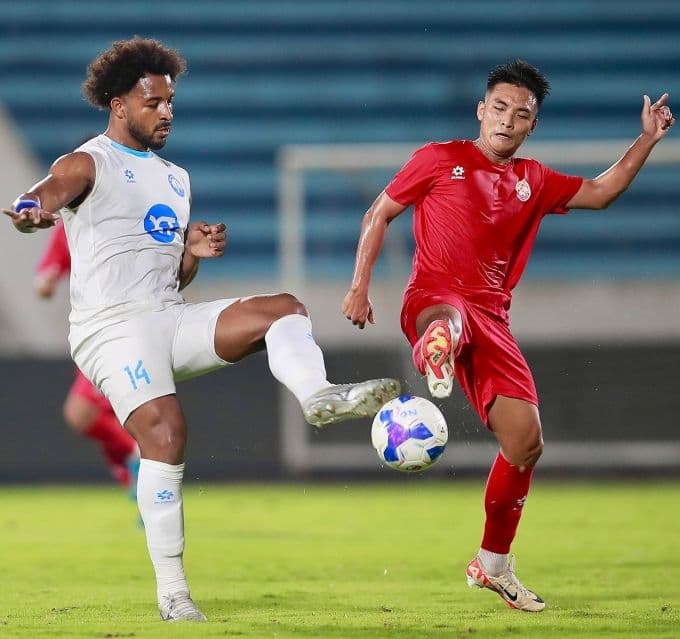 Tiền đạo Nguyễn Xuân Son (áo đỏ) trở lại sân cỏ trong trận đấu tập của Nam Định, thể hiện quyết tâm sau chấn thương.