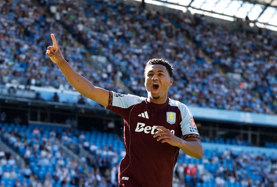 Tiền đạo Ollie Watkins của Aston Villa ăn mừng bàn thắng, thể hiện cú đấm bất ngờ của đội khách.