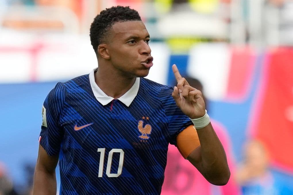 Tiền đạo Pháp Kylian Mbappe ăn mừng bàn thắng, thể hiện ánh hào quang cá nhân rực rỡ trên ngai vàng không vương miện tập thể.