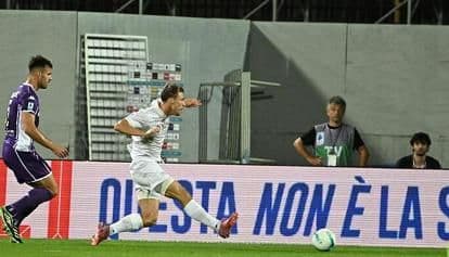 Tiền đạo Rasmus Hojlund của Napoli ghi bàn trong trận đấu với Fiorentina