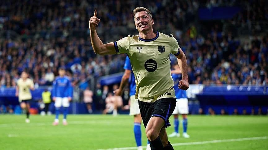 Tiền đạo Robert Lewandowski của Barcelona ăn mừng bàn thắng, thể hiện phong độ ấn tượng của đội.