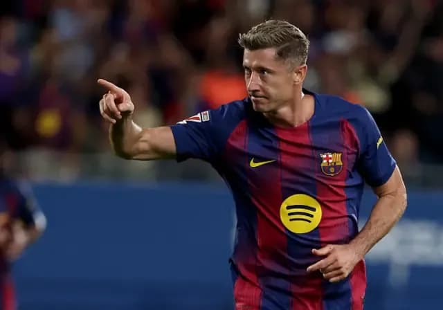 Tiền đạo Robert Lewandowski của Barcelona ăn mừng bàn thắng, khẳng định sức mạnh toàn diện của đội.