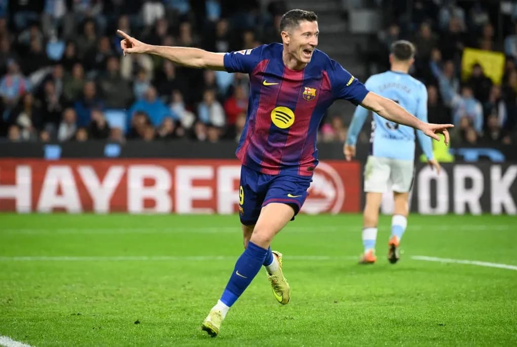 Tiền đạo Robert Lewandowski ăn mừng sau khi ghi bàn, hoàn tất cú hat-trick cho Barcelona.