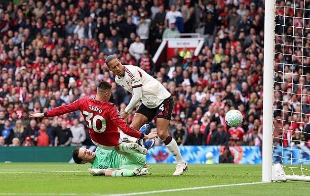 Tiền đạo Sesko của Manchester United dứt điểm trong trận đấu với Liverpool.