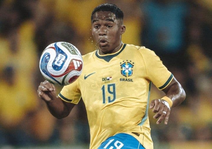 Tiền đạo trẻ Endrick của Brazil mặc áo tập màu hồng, thể hiện sự thất vọng khi không được HLV Ancelotti sử dụng.