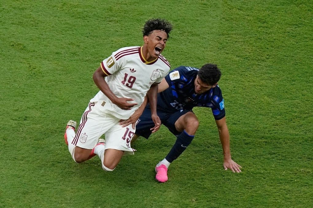 Tiền đạo trẻ Lamine Yamal của Tây Ban Nha bị truy cản trong một trận đấu World Cup.