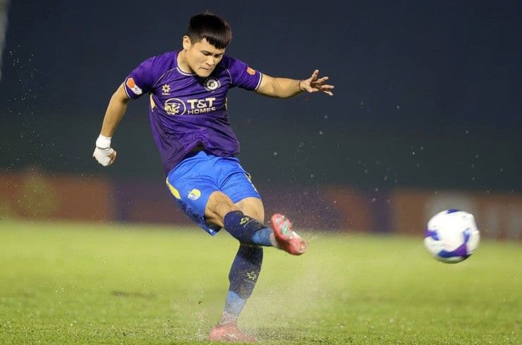 Tiền đạo Tuấn Hải của Hà Nội FC dứt điểm, góp phần vào 'ánh sáng mới' của đội