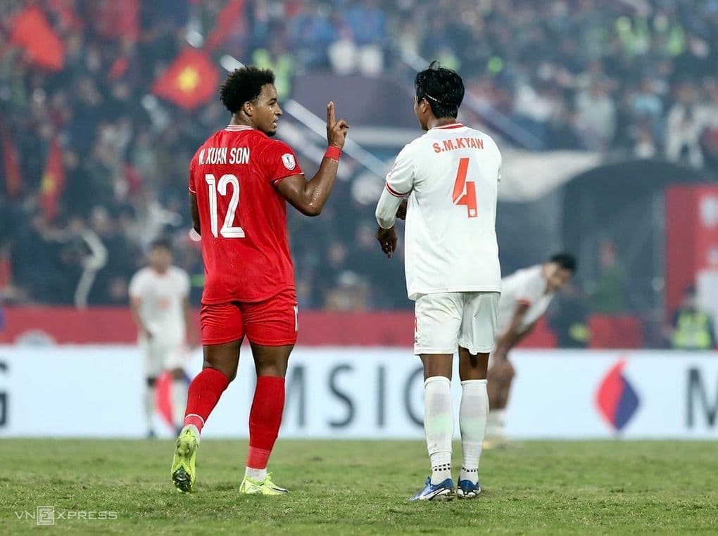 Tiền đạo Việt Nam Nguyễn Xuân Son và trung vệ Myanmar Soe Moe Kyaw tranh cãi trong trận đấu.