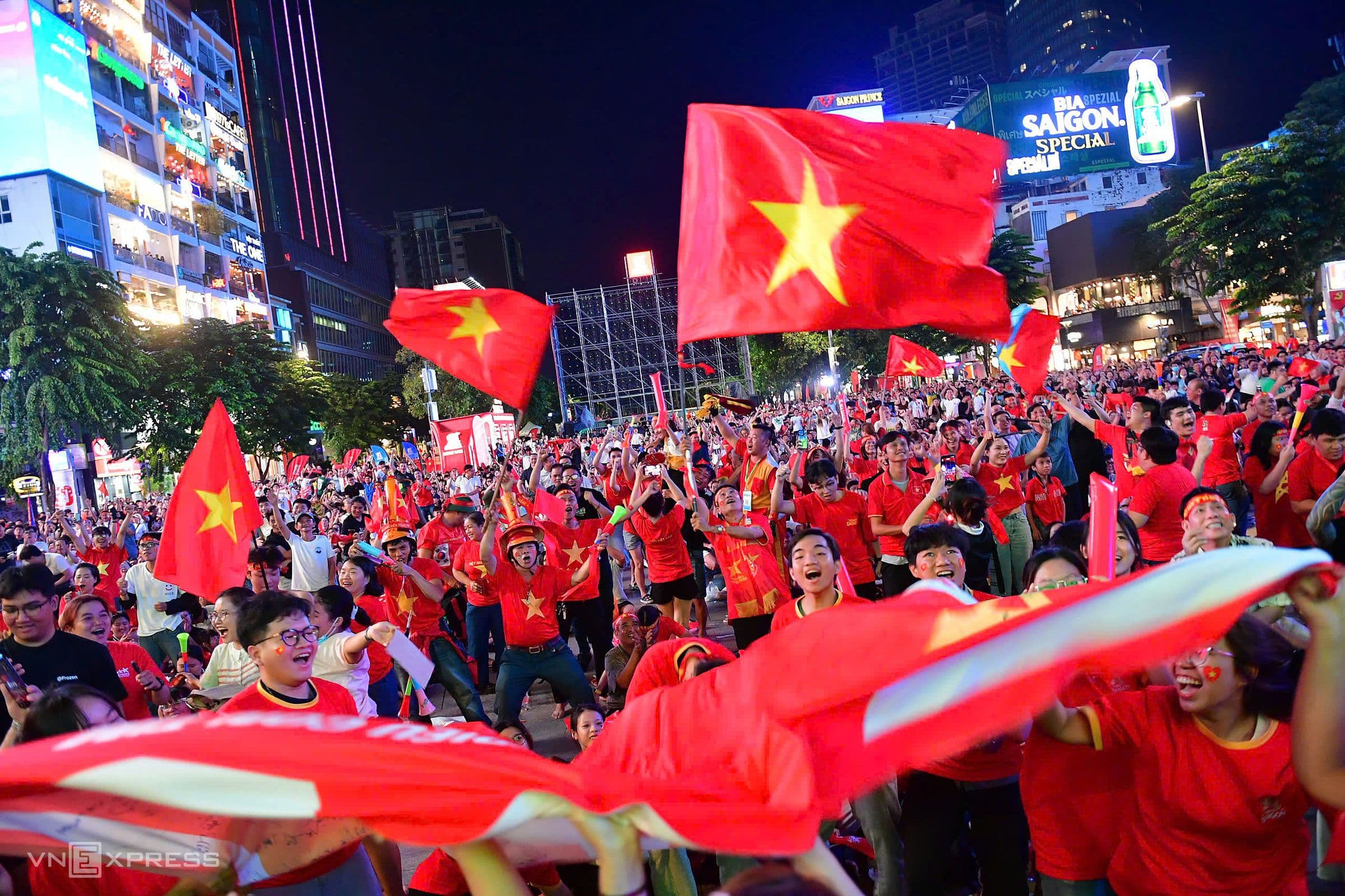 Tiền đạo Xuân Son ăn mừng bàn thắng cùng đồng đội, minh chứng cho quyết định thay người hiệu quả của HLV Kim Sang Sik