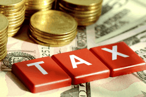 Tiền tệ và chữ 'TAX' tượng trưng cho sự phát triển tài chính và đóng góp của doanh nghiệp tư nhân.