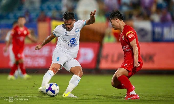 Tiền vệ A Mít của Nam Định tung cú sút trong trận đấu V-League, thể hiện bản lĩnh và khát vọng vô địch