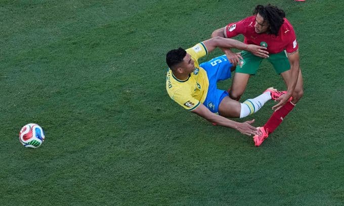 Tiền vệ Brazil Casemiro tranh chấp bóng với Ayyoub Bouaddi của Morocco, thể hiện sự khó khăn của tuyến giữa Brazil.