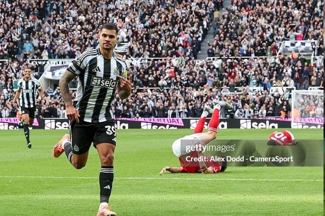 Tiền vệ Bruno Guimaraes của Newcastle ăn mừng bàn thắng trên sân nhà