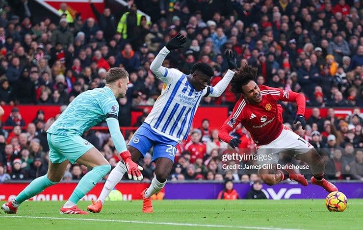 Tiền vệ Carlos Baleba của Brighton trong trận đấu với Manchester United