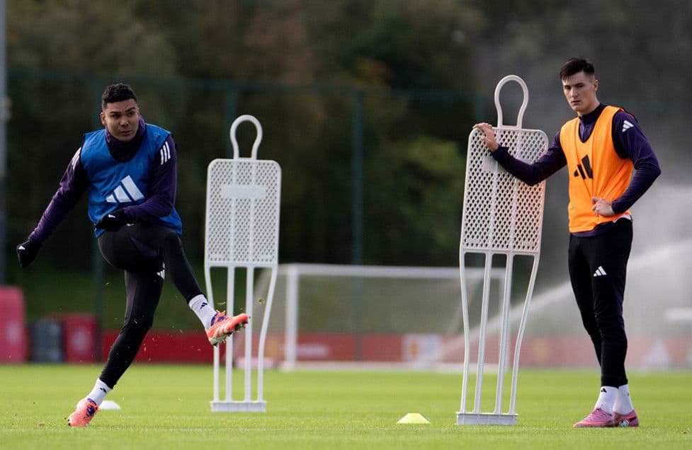 Tiền vệ Casemiro của Manchester United tập luyện, chuẩn bị cho trận đấu chiến thuật