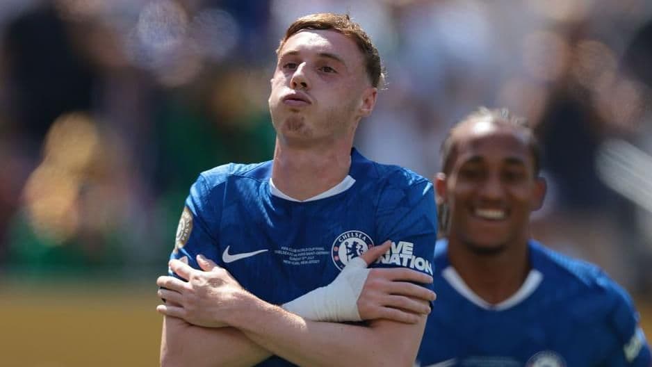 Tiền vệ Cole Palmer của Chelsea trên sân cỏ.