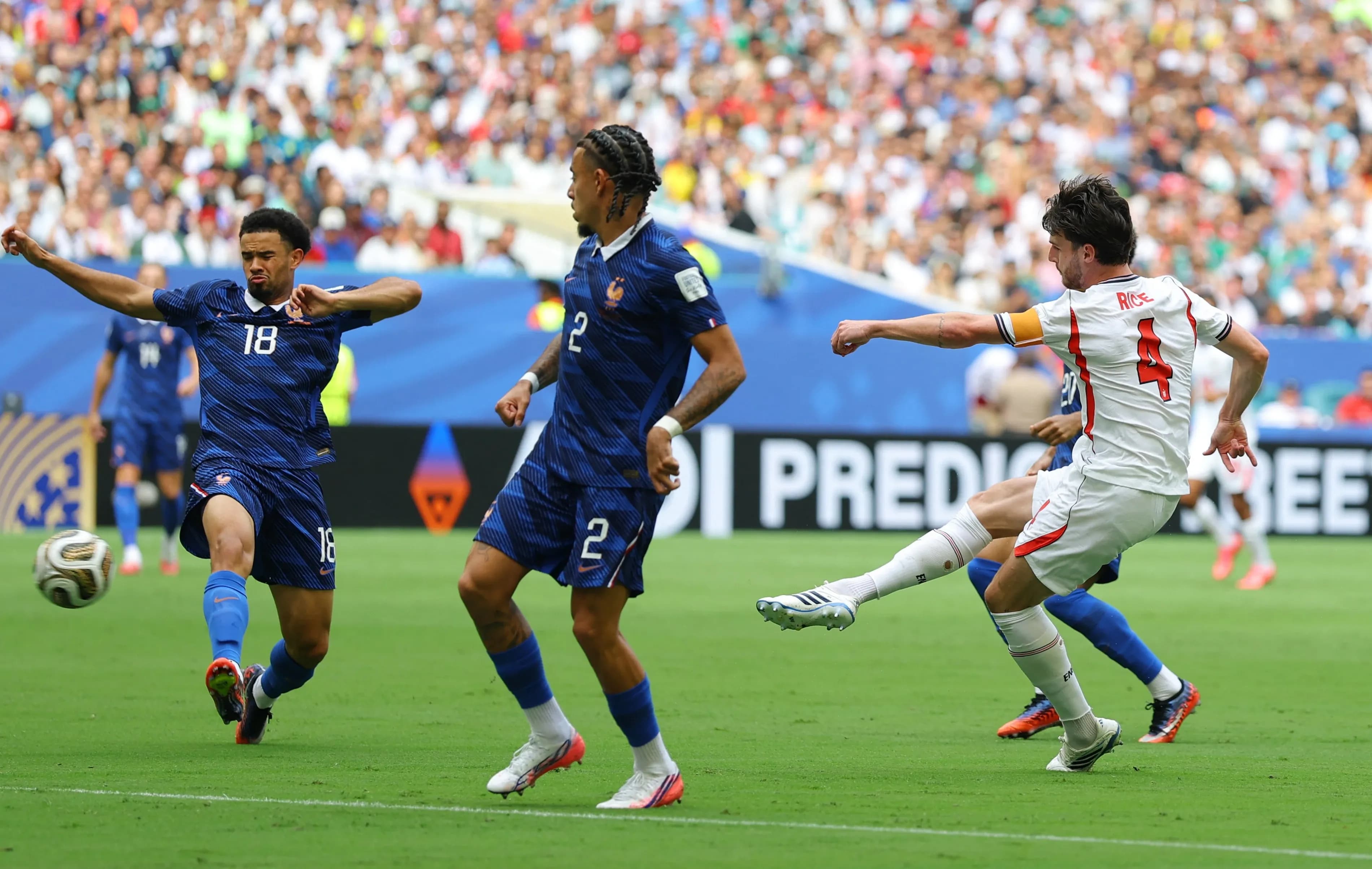 Tiền vệ Declan Rice của Anh sút bóng trong trận tranh hạng ba World Cup với Pháp