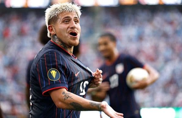 Tiền vệ Diego Luna của đội tuyển Mỹ ăn mừng sau khi ghi bàn trong trận bán kết Gold Cup.