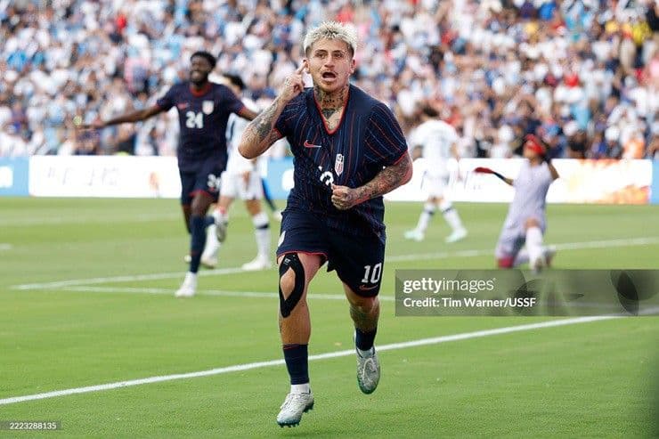 Tiền vệ Diego Luna của Mỹ ăn mừng bàn thắng trong trận bán kết