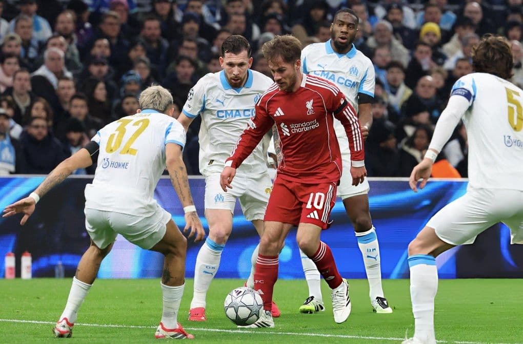 Tiền vệ Dominik Szoboszlai của Liverpool đi bóng giữa vòng vây cầu thủ Marseille
