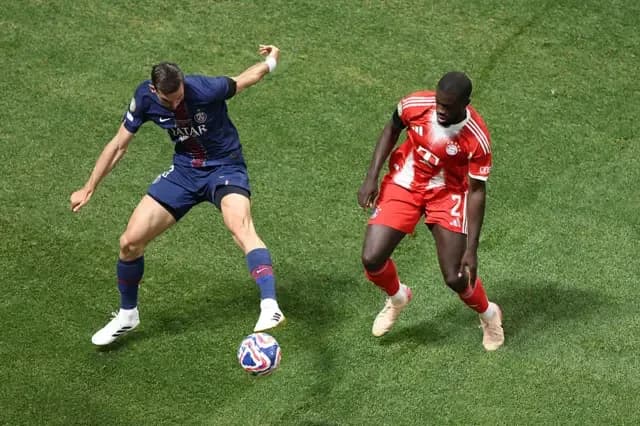 Tiền vệ Fabian Ruiz của PSG kiểm soát bóng dưới áp lực từ cầu thủ Bayern Munich.