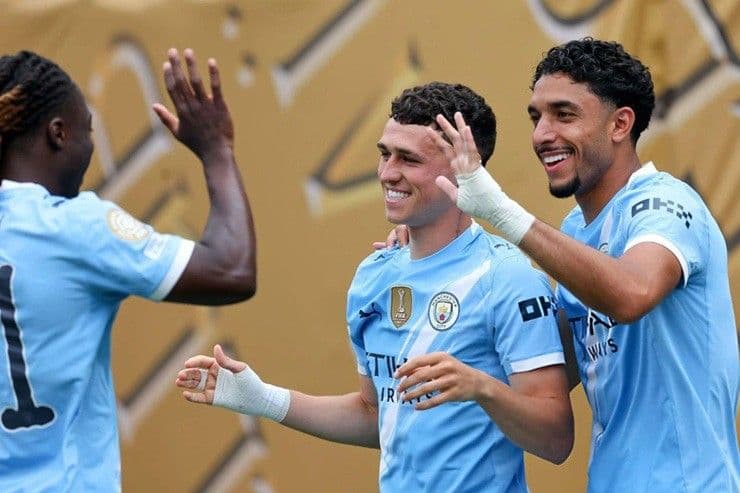 Tiền vệ Foden ăn mừng cùng đồng đội sau khi mở tỷ số trận đấu cho Man City