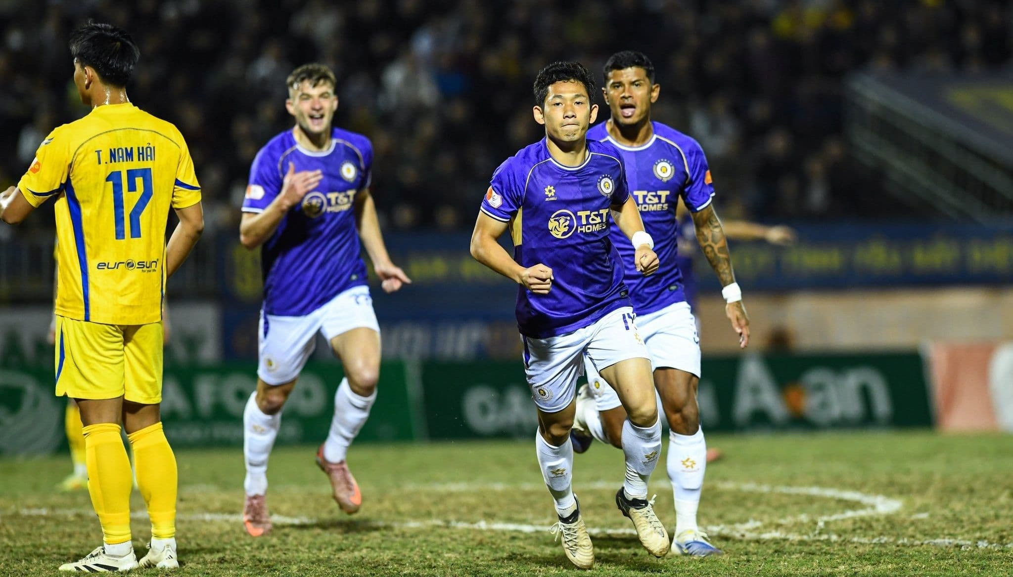 Tiền vệ Hai Long của Hà Nội FC ăn mừng bàn mở tỷ số sớm trên sân Vinh