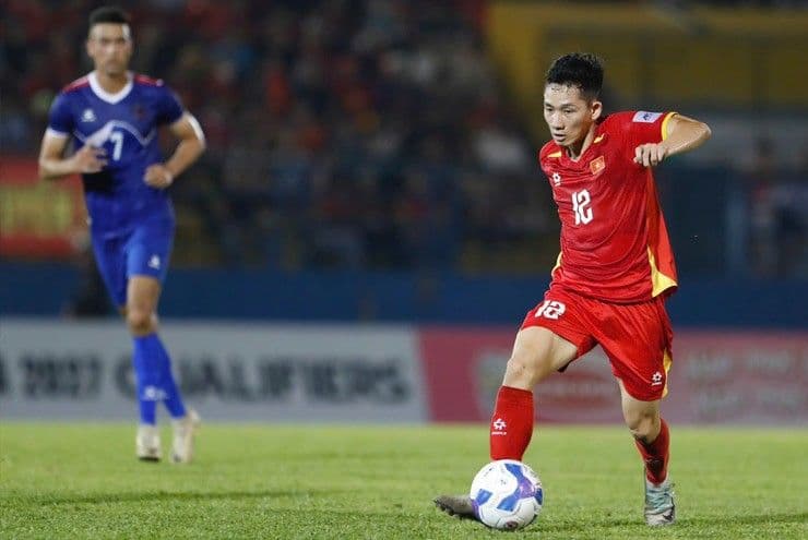 Tiền vệ Hai Long của ĐT Việt Nam bỏ lỡ cơ hội ghi bàn trước Nepal