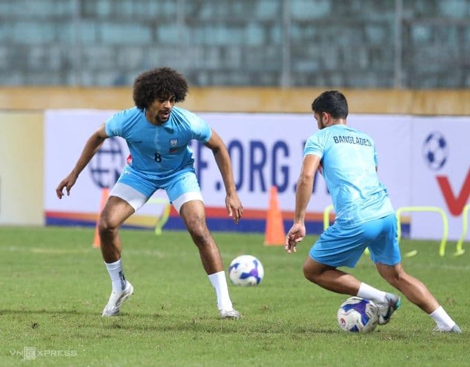 Tiền vệ Hamza Choudhury của đội tuyển Bangladesh tập luyện tại sân Hàng Đẫy.
