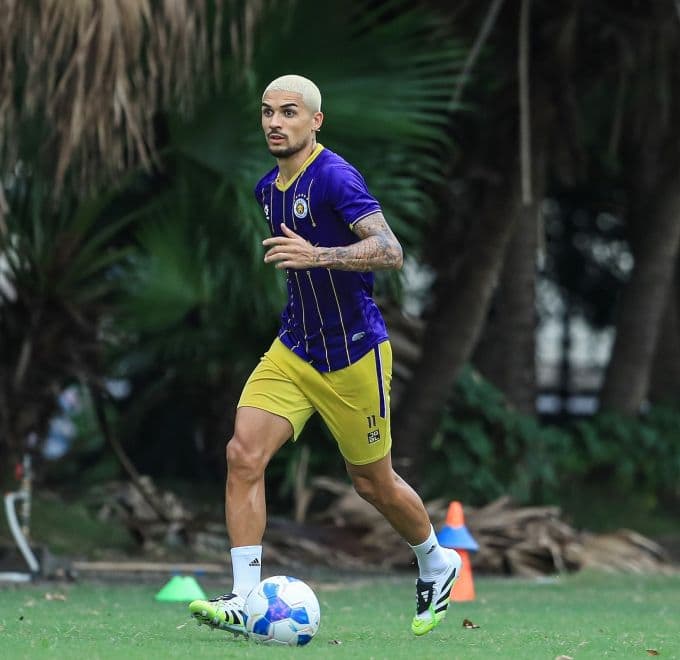 Tiền vệ Hendrio tập luyện cùng Hà Nội FC trong màu áo tím vàng, biểu tượng cho kỷ nguyên vàng son mới của đội bóng.
