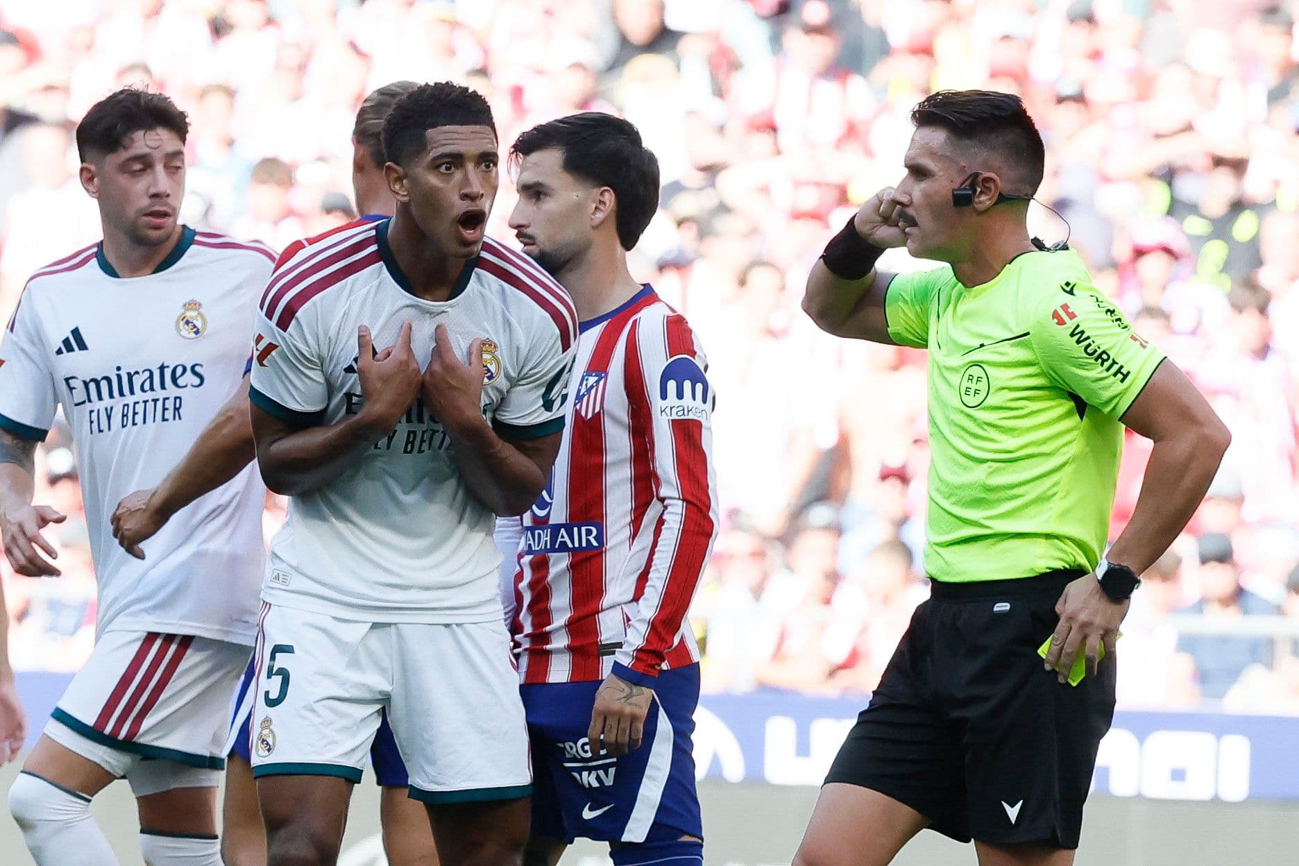 Tiền vệ Jude Bellingham của Real Madrid phản đối một quyết định, thể hiện áp lực và gánh nặng vô hình mà các cầu thủ phải đối mặt.