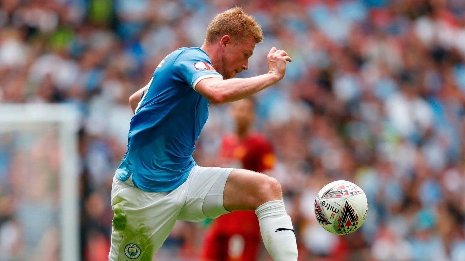 Tiền vệ Kevin De Bruyne của Manchester City trong một trận đấu, minh họa cho các siêu sao được thu hút bởi sức mạnh tài chính của các câu lạc bộ hàng đầu.