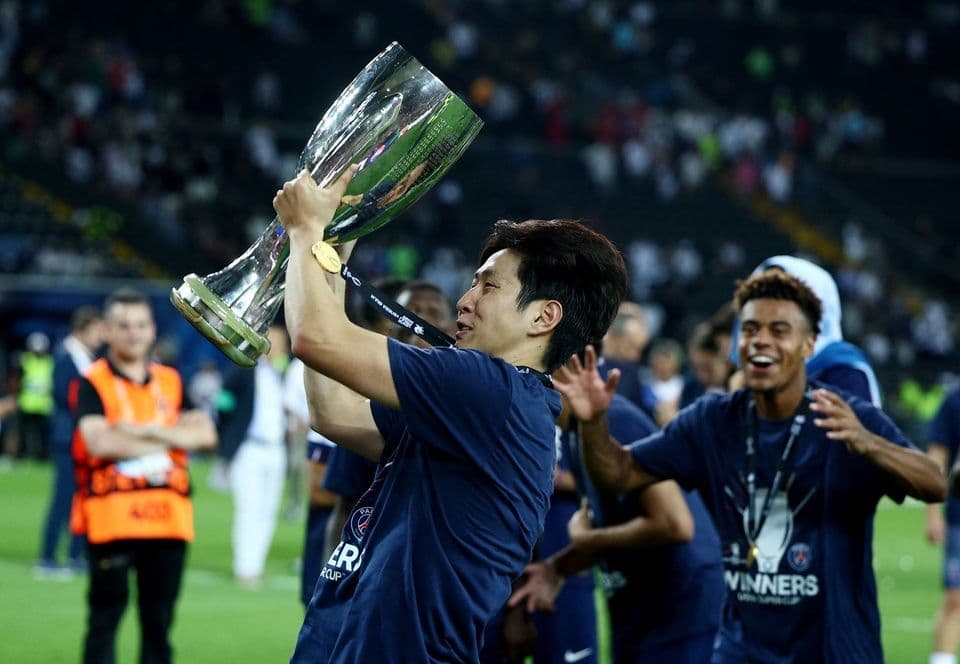 Tiền vệ Lee Kang-in của PSG ăn mừng cùng chiếc cúp Siêu cúp Châu Âu 2025.