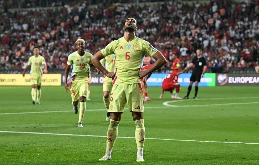 Tiền vệ Mikel Merino của Tây Ban Nha ăn mừng cú hat-trick đầy thuyết phục.