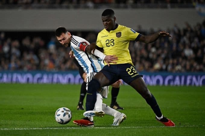 Tiền vệ Moises Caicedo của Ecuador truy cản Lionel Messi của Argentina, thể hiện sự vươn lên của bóng đá Ecuador.