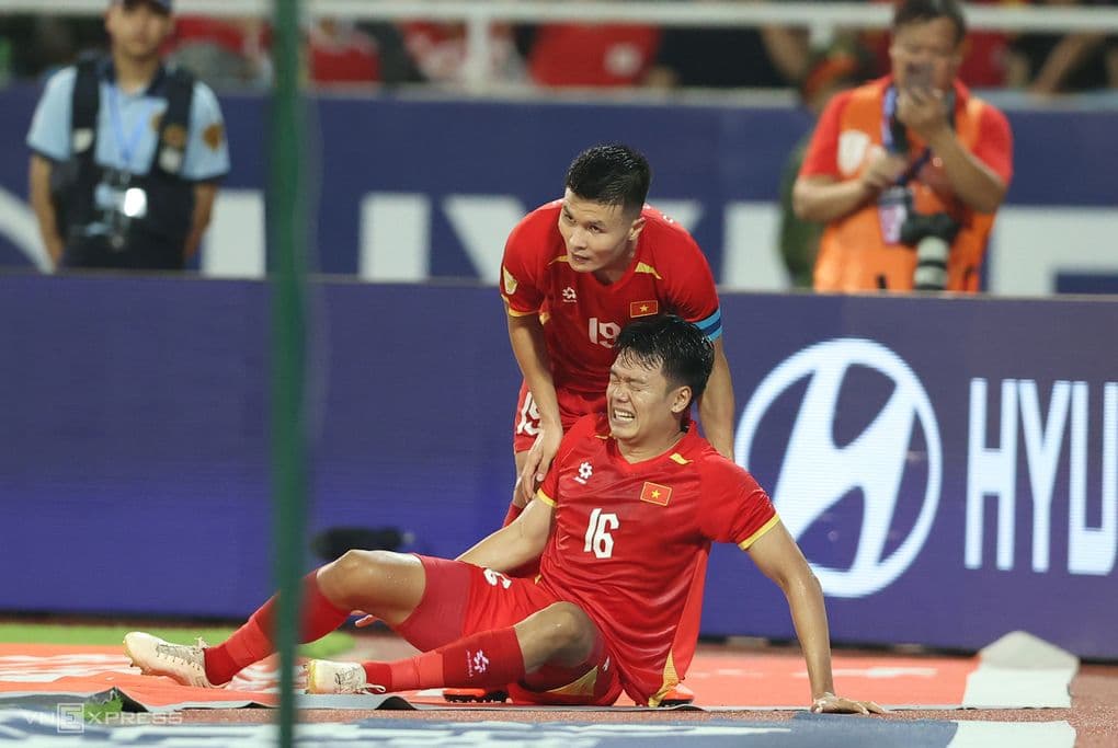 Tiền vệ Nguyễn Quang Hải và trung vệ Nguyễn Thành Chung trên sân, hai trụ cột vắng mặt vì chấn thương, mở ra cơ hội cho các cầu thủ trẻ.