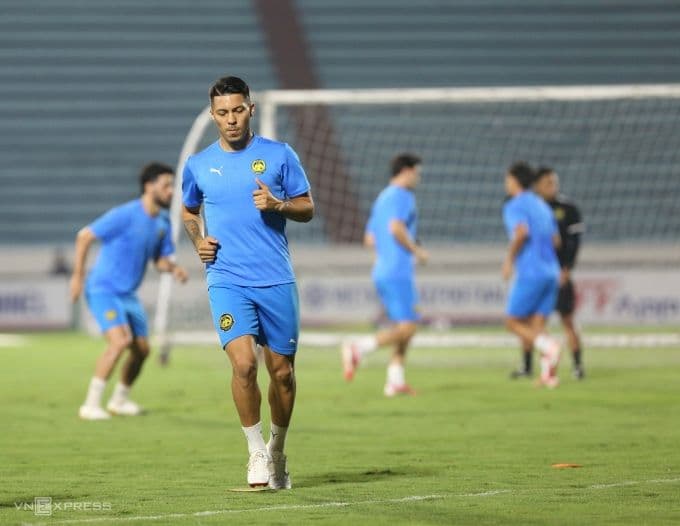 Tiền vệ nhập tịch Malaysia Sergio Aguero tập luyện, tượng trưng cho vấn đề cầu thủ nhập tịch và nỗ lực tái thiết của bóng đá Malaysia.