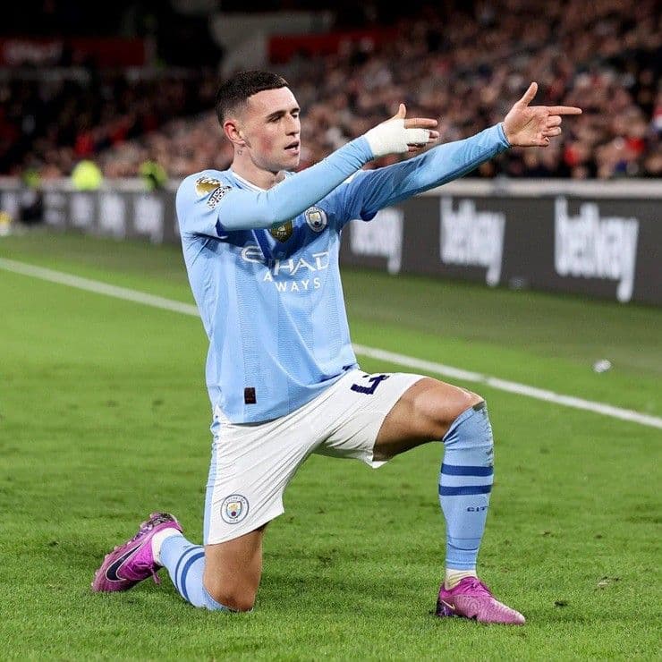 Tiền vệ Phil Foden sinh ra trong gia đình có truyền thống về bóng đá