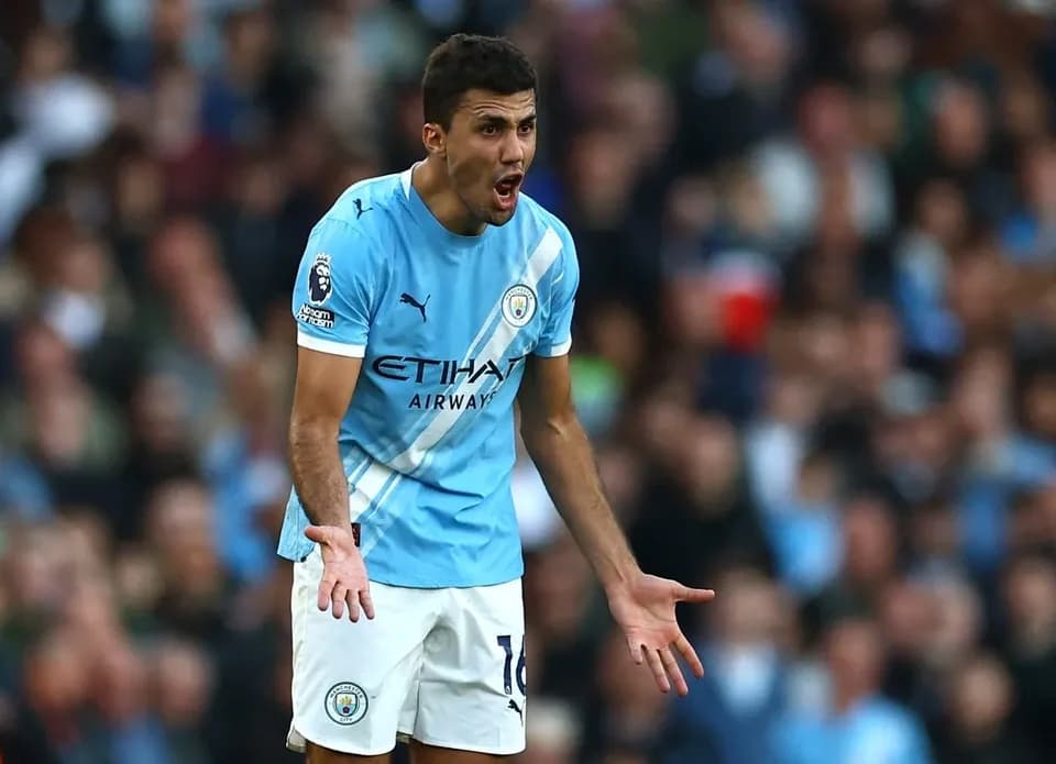 Tiền vệ Rodri của Man City với biểu cảm lo lắng, thể hiện "nút thắt" trong chiến thuật của đội.