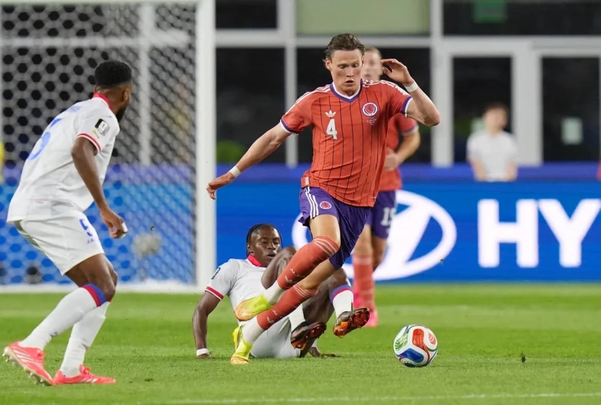 Tiền vệ Scott McTominay của Scotland trong trận đấu